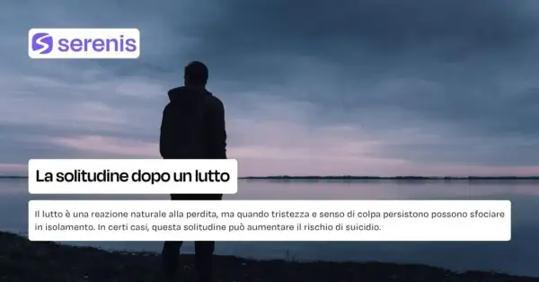 Uomo solo guarda un lago al tramonto, simbolo de la solitudine dopo un lutto. Il cielo è nuvoloso, l'atmosfera malinconica.
