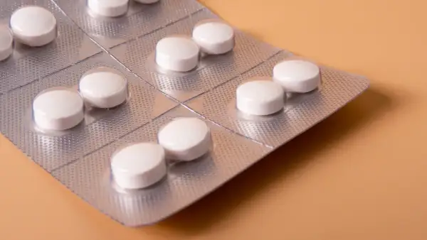 Confezione di pillole bianche. Lyrica a cosa serve? Per alleviare dolori e ansia, migliorando la qualità della vita.
