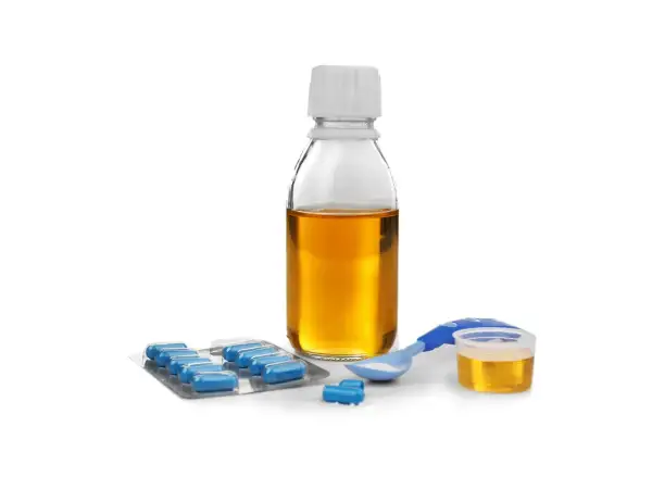 Flacone di sciroppo, blister di pillole blu e misurino con polvere bianca. Per assumere l'antibiotico a stomaco pieno o vuoto, consultare il medico.