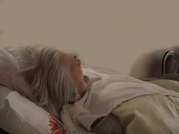 Anziano dorme, forse uno dei sintomi della demenza senile che porta alla morte.