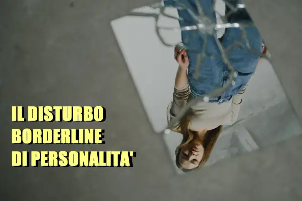Riflesso distorto di una donna in jeans, che evoca i **borderline sintomi** del disturbo di personalità.