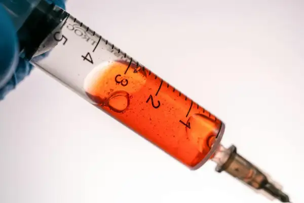 Siringa con liquido arancione. Rocefin a cosa serve? È un antibiotico per combattere infezioni batteriche.