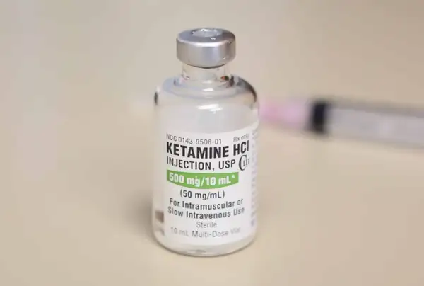 Fiala di ketamina, farmaco con diversi effetti, pronto per l'uso.