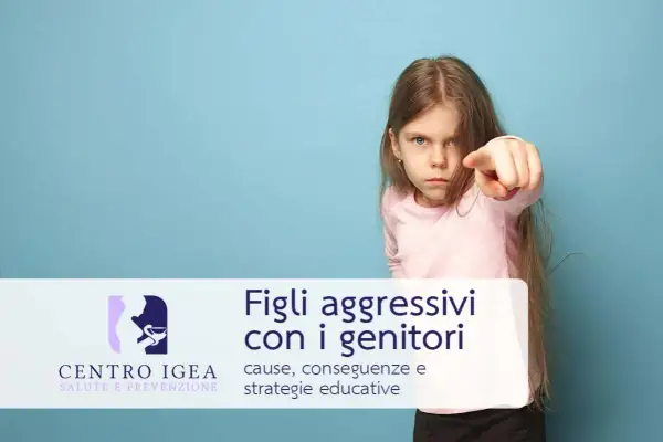 Bambina con sguardo severo punta il dito, simboleggiando la rabbia dei figli adulti verso i genitori. Testo: "Figli aggressivi con i genitori".